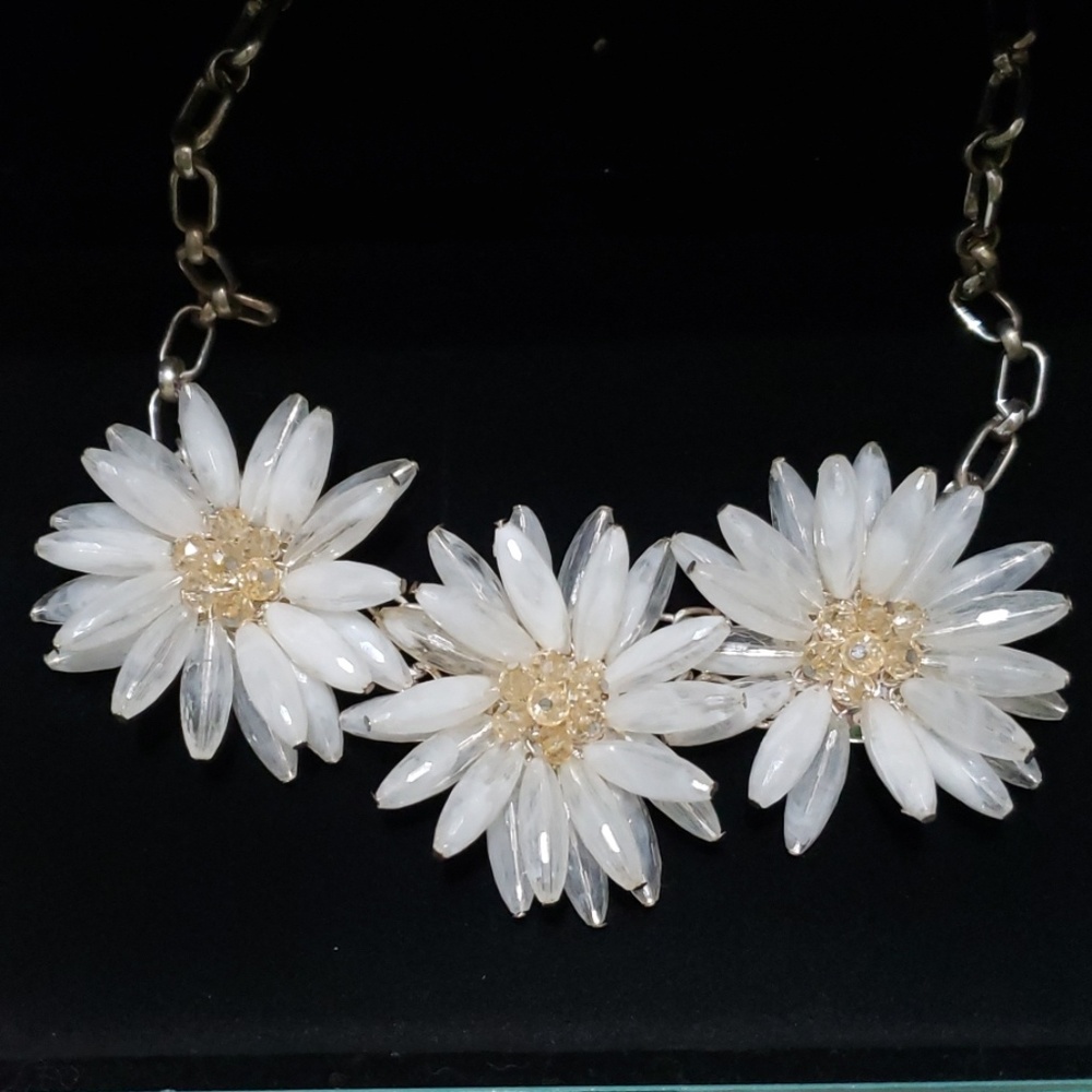 Dahlia cream beaded statement necklace euc
